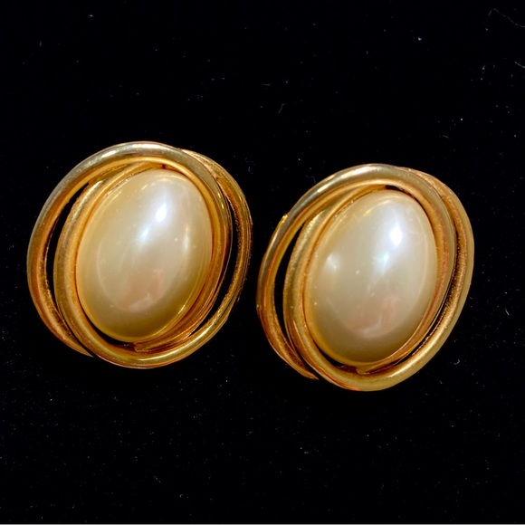 Vintage Signed RICHELIEU gold tone Pearl Pierced Earrings - Picture 1 of 5